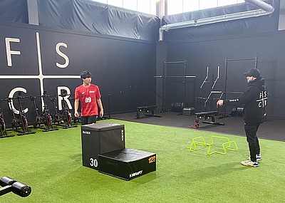 イギリスでコーチングを受けるトレイナー