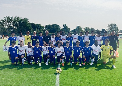 青と白のユニフォームを着たサッカー遠征チーム