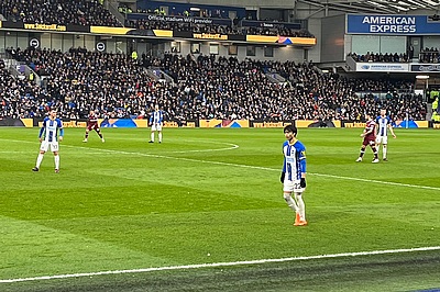 サッカー試合で活躍する選手