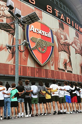 Arsenalスタジアムの前で肩を組む人達