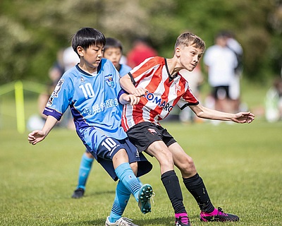 イギリス・サッカー遠征でプレイする若者